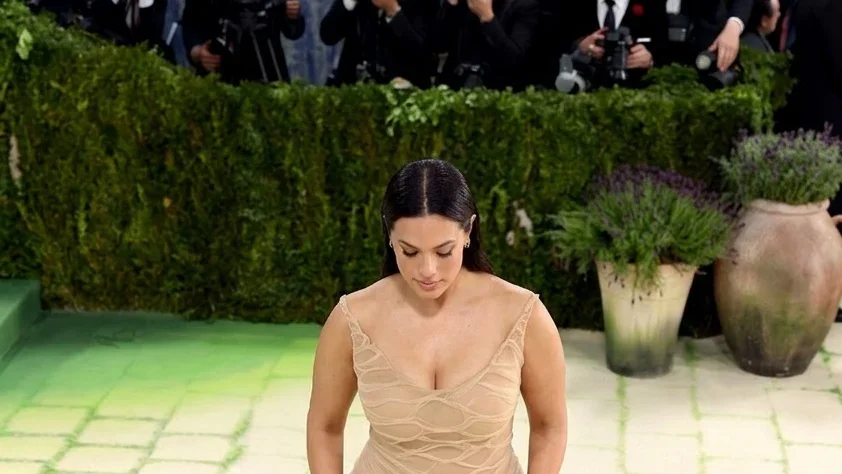 Rochia care a uimit pe toata lumea la Met Gala. A fost cusuta direct pe corpul ei