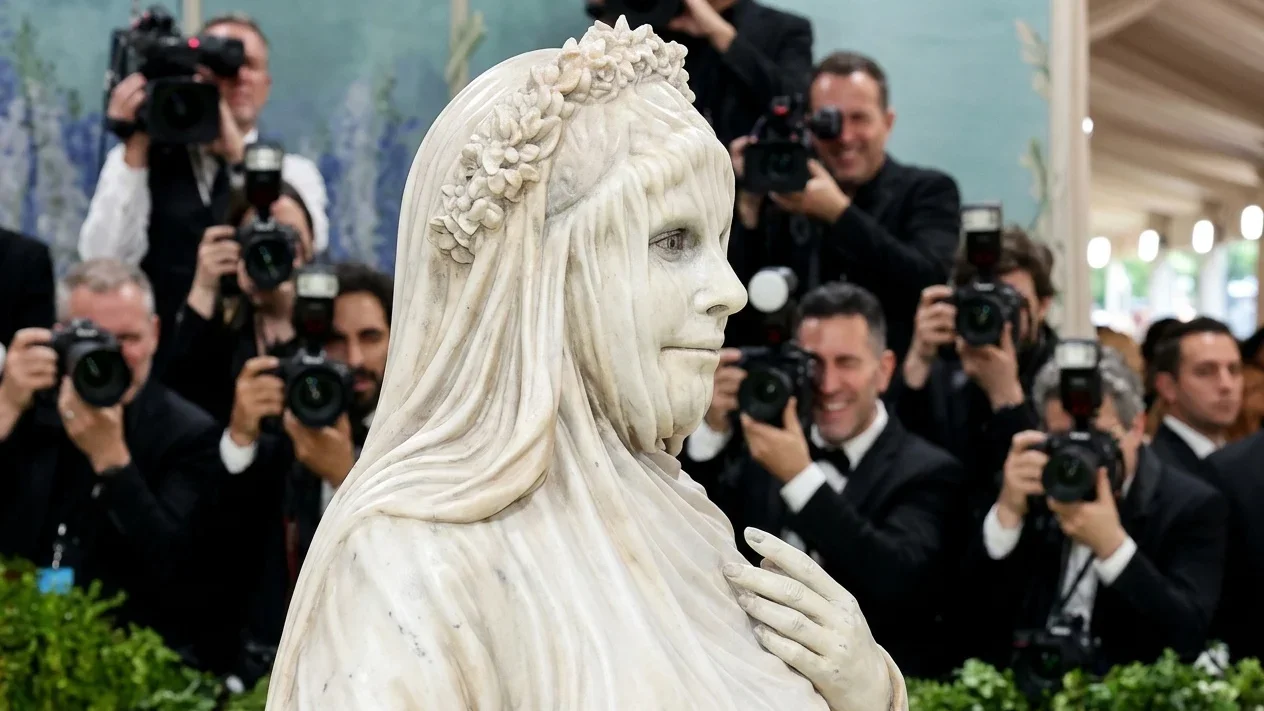 Heidi Klum a socat la Met Gala 2026. Tinuta ei a fost o adevarata sculptura vie