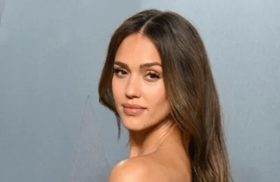 Jessica Alba a implinit 45 de ani. Imagini spectaculoase cu iubitul mai tanar cu 12 ani