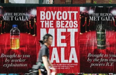 Protestul celor 300 de sticle la Met Gala. Ce i se reproseaza lui Jeff Bezos la New York