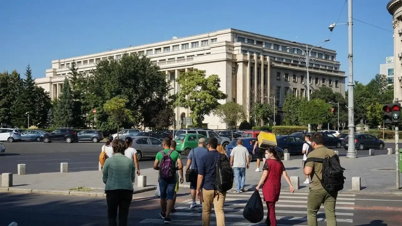 Guvernul a picat. Leul atinge un nou minim istoric si inflatia explodeaza la 8%