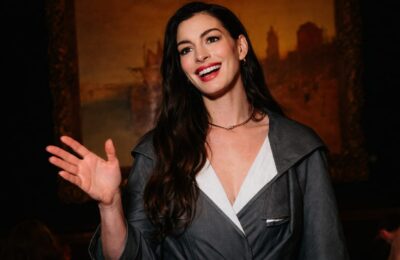 Anne Hathaway a apărut cu șuvițe caramel în a treia sarcină