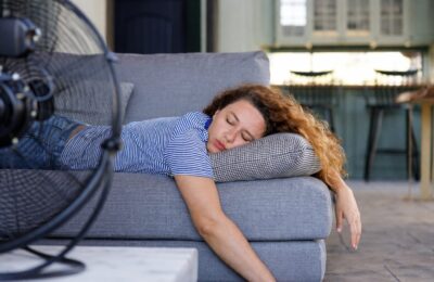 Cum folosești ventilatorul noaptea ca să eviți nasul uscat, alergiile și durerile musculare