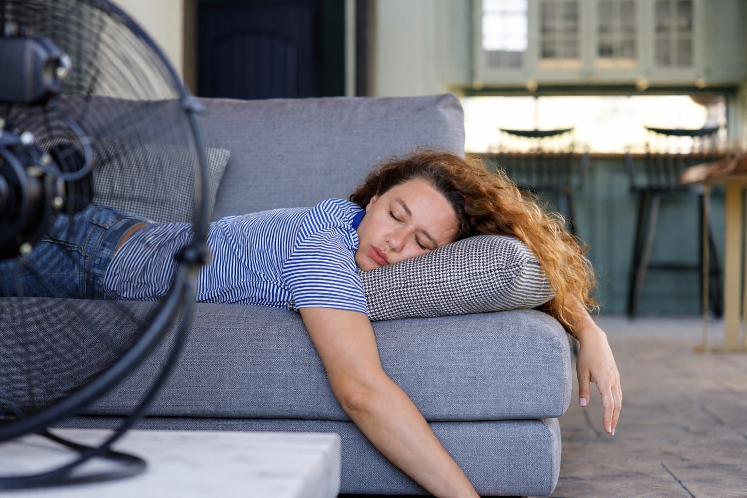 Cum folosești ventilatorul noaptea ca să eviți nasul uscat, alergiile și durerile musculare