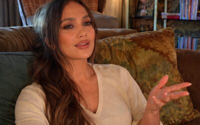 Jennifer Lopez a purtat la Paris o curea corset Alaïa vintage din 1991 într-un look complet negru