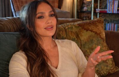 Jennifer Lopez a purtat la Paris o curea corset Alaïa vintage din 1991 într-un look complet negru