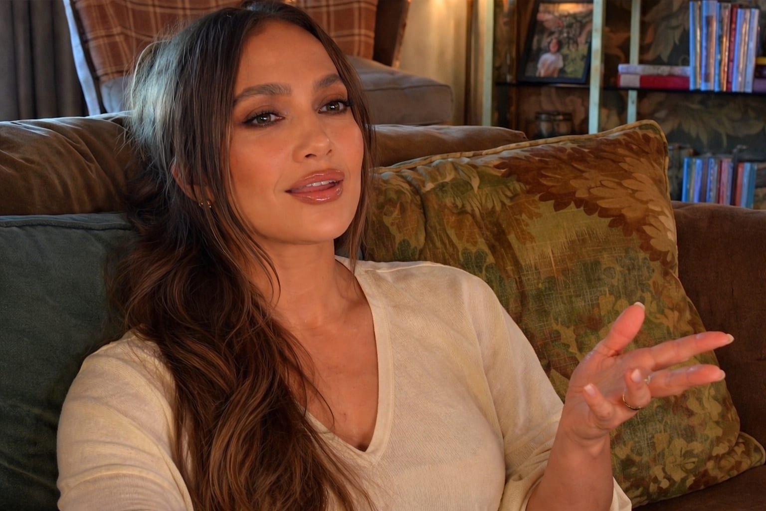 Jennifer Lopez a purtat la Paris o curea corset Alaïa vintage din 1991 într-un look complet negru