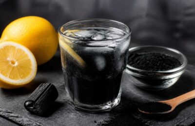 Limonada neagră cu cărbune activ nu are beneficii detox demonstrate și poate reduce absorbția medicamentelor