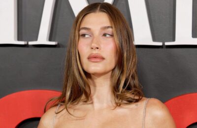 Metoda în 2 pași arătată de Hailey Bieber pentru un subochi cu aspect mai odihnit