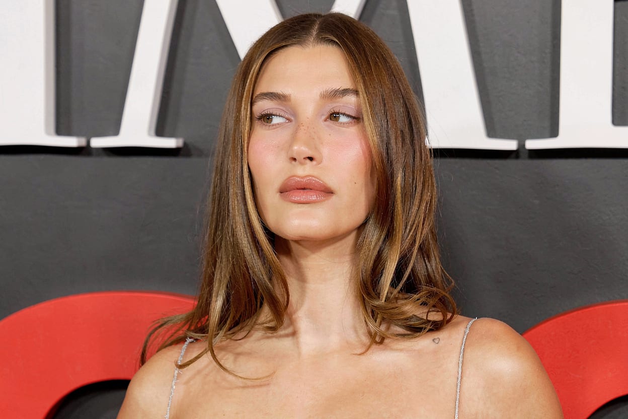 Metoda în 2 pași arătată de Hailey Bieber pentru un subochi cu aspect mai odihnit