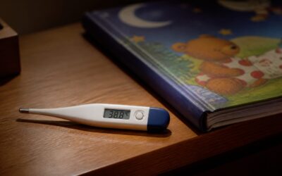 Semnele la copii care cer medic când febra trece de 38,5°C sau apare tusea lătrătoare