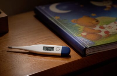 Semnele la copii care cer medic când febra trece de 38,5°C sau apare tusea lătrătoare