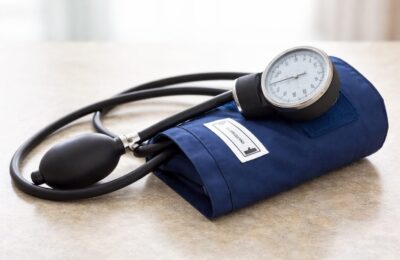 Studiu The Lancet arată că diferențele de tensiune și colesterol s au redus între vârstnicii cu obezitate și cei cu IMC normal