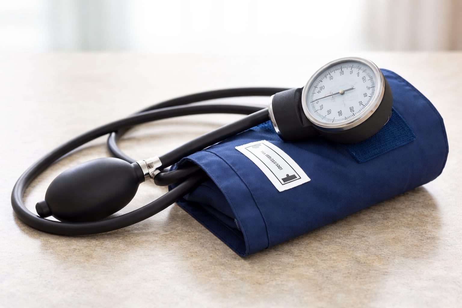 Studiu The Lancet arată că diferențele de tensiune și colesterol s au redus între vârstnicii cu obezitate și cei cu IMC normal