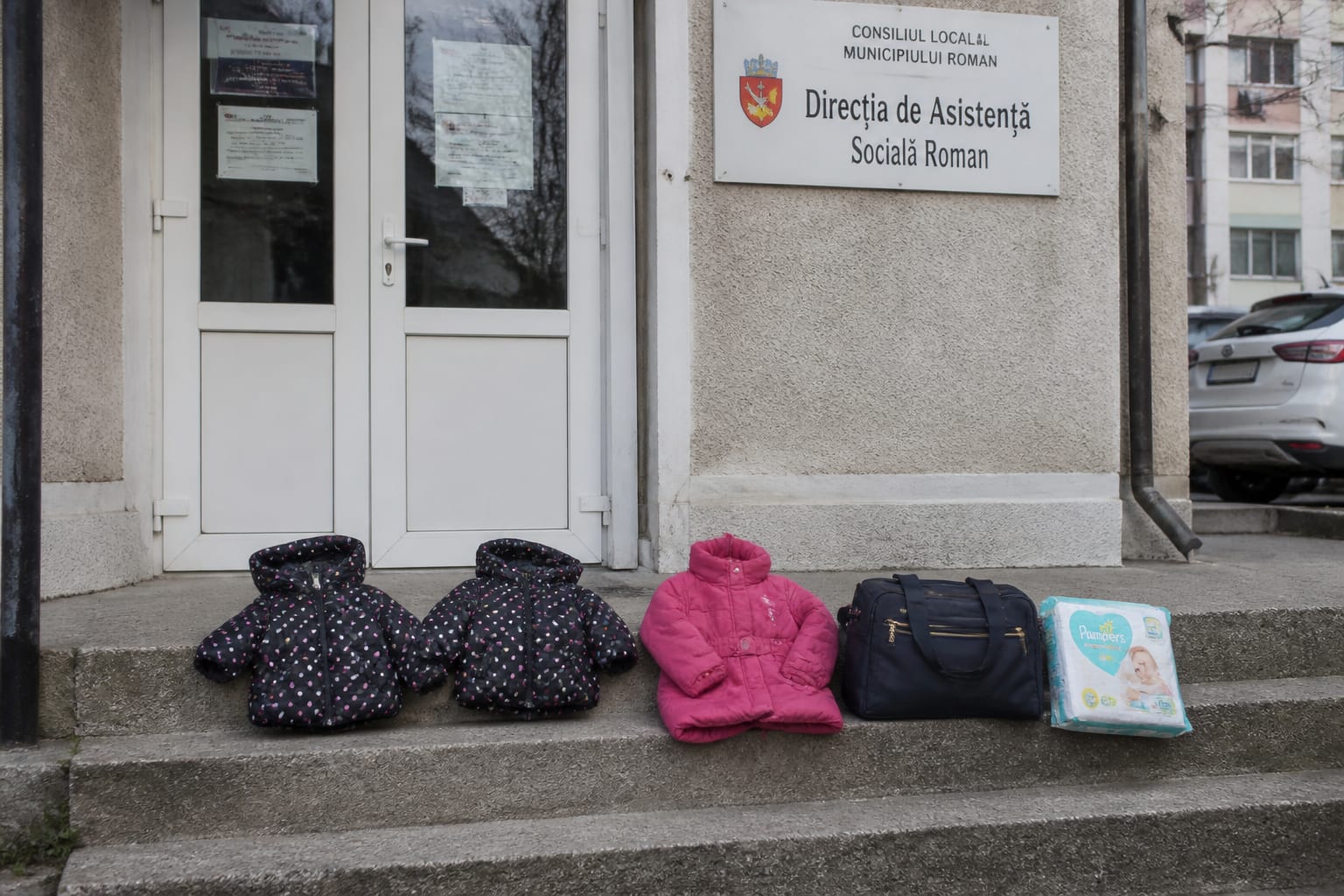 Trei surori din Roman, lăsate în grija statului de propriii părinți