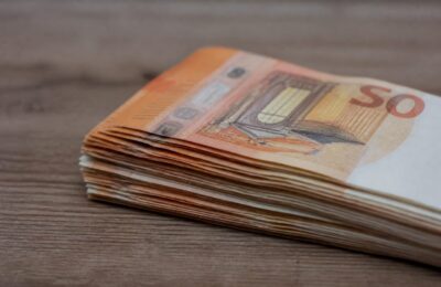 Botoșănenii plătesc 70.000 de euro din bugetul local pentru cursuri de organizare la CJ