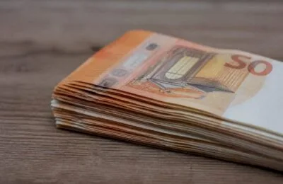 Botoșănenii plătesc 70.000 de euro din bugetul local pentru cursuri de organizare la CJ