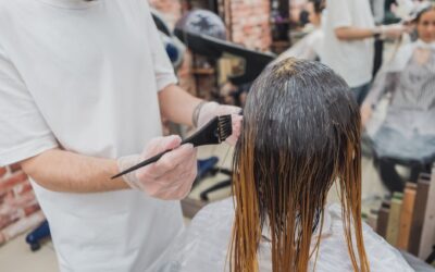 Nemulțumirea după o decolorare a ajuns în instanță. Clienta trebuie să achite 8.800 de lei