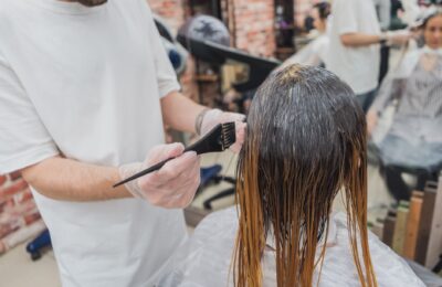 Nemulțumirea după o decolorare a ajuns în instanță. Clienta trebuie să achite 8.800 de lei
