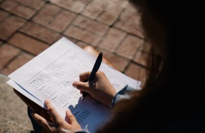 Rezultatele PISA 2025 arată un pas înapoi pentru România. Ce spun datele despre matematică și citire