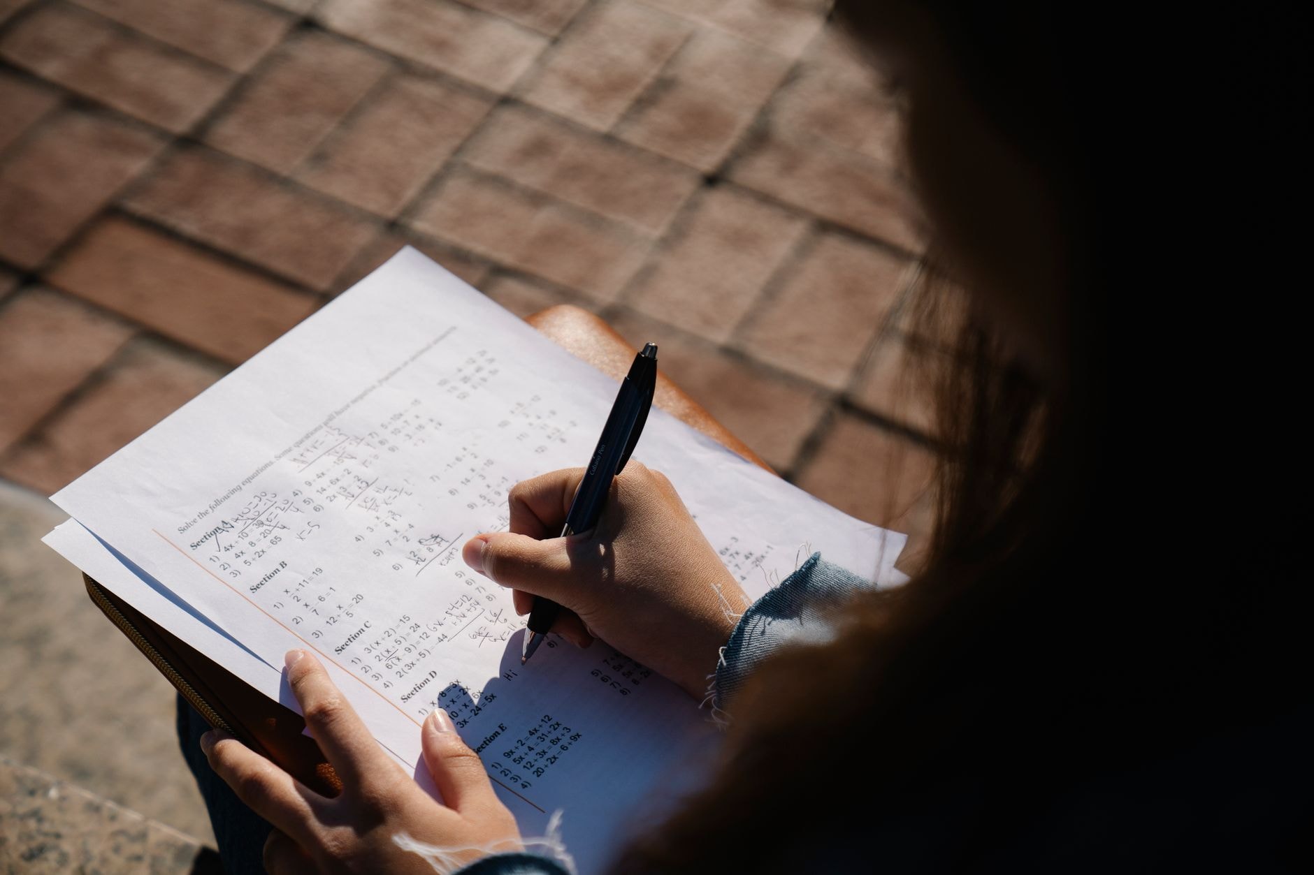 Elev rezolvând exerciții la matematică