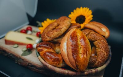 Cum se prepară șase covrigi pufoși cu brânză cottage, bacon și cheddar, fără drojdie și fără timp de dospire