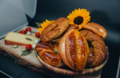 Cum se prepară șase covrigi pufoși cu brânză cottage, bacon și cheddar, fără drojdie și fără timp de dospire