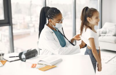 Înainte de înscrierea la grădinița privată, părinții pot verifica îngrijirea medicală și siguranța evacuării