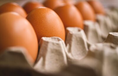 Cum se prepară ouăle umplute cu arome de salată Caesar, de la fierbere până la stratul crocant de pesmet