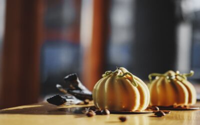 Cum se prepară prăjitura fragedă cu dovleac caramelizat și crusta din aluat ținut 30 de minute la congelator