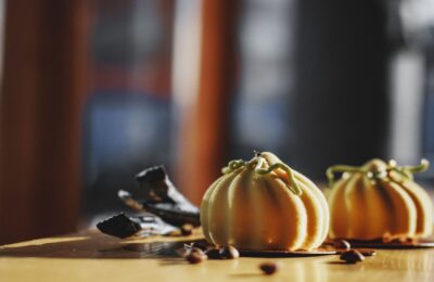 Cum se prepară prăjitura fragedă cu dovleac caramelizat și crusta din aluat ținut 30 de minute la congelator
