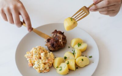 Cum se prepară bifteki cu cartofi grecești și salata cu fasole verde, două rețete mediteraneene pentru acasă