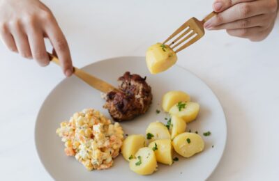 Cum se prepară bifteki cu cartofi grecești și salata cu fasole verde, două rețete mediteraneene pentru acasă