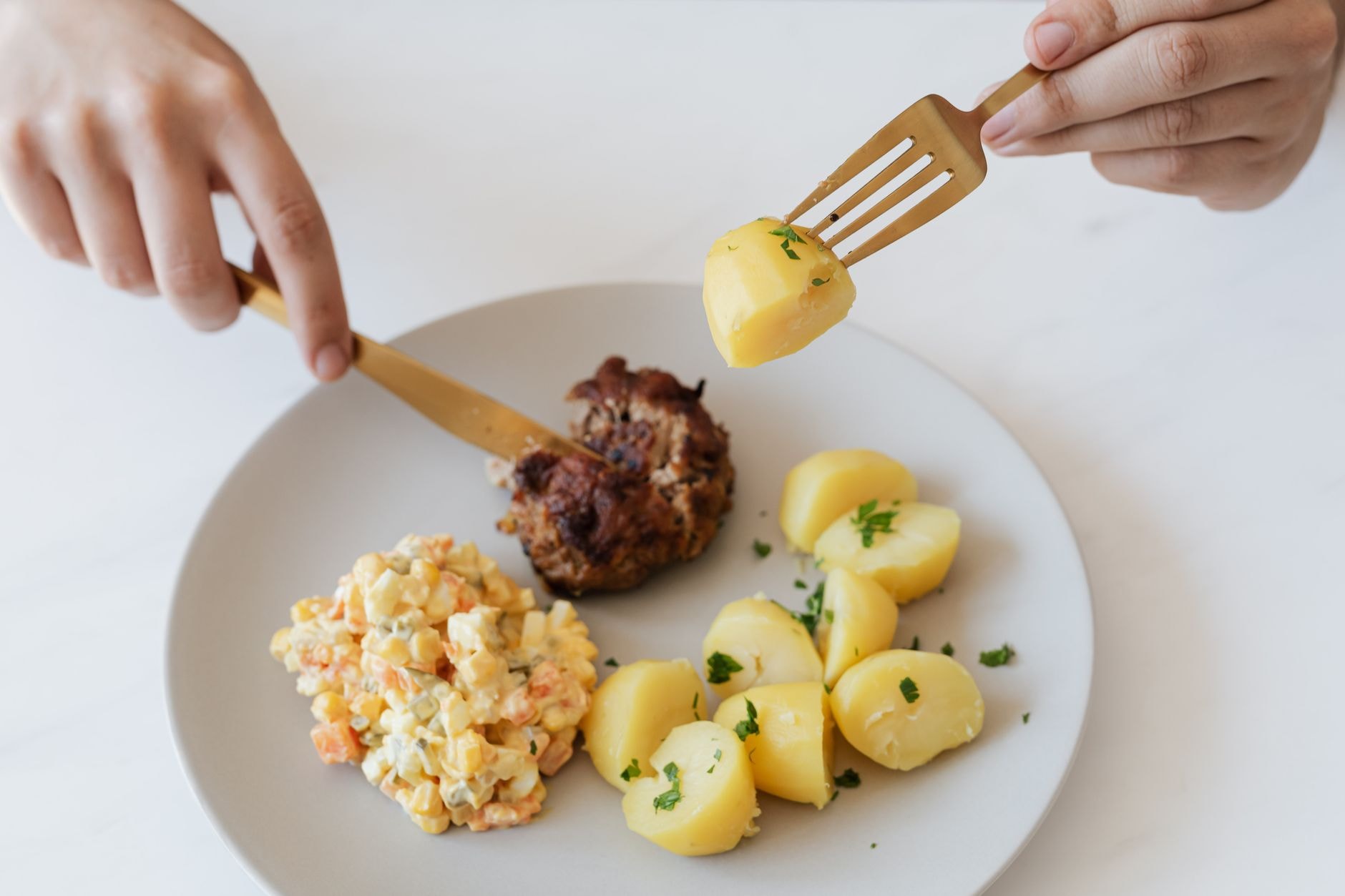 Rețete mediteraneene cu bifteki și cartofi