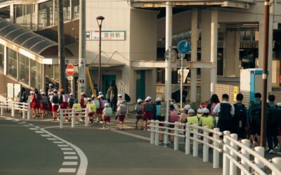 Cum ajung copiii de 6 ani la școală fără părinți în Japonia și cine îi supraveghează pe drum