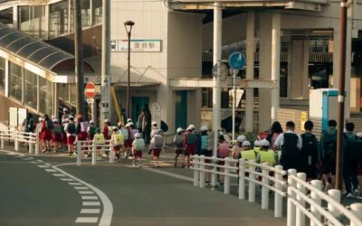 Cum ajung copiii de 6 ani la școală fără părinți în Japonia și cine îi supraveghează pe drum