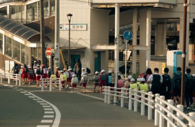 Cum ajung copiii de 6 ani la școală fără părinți în Japonia și cine îi supraveghează pe drum